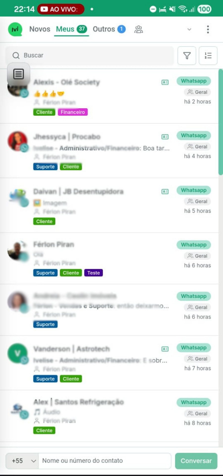IviChat acessado pelo celular, mostrando painel do CRM com conversas e contatos